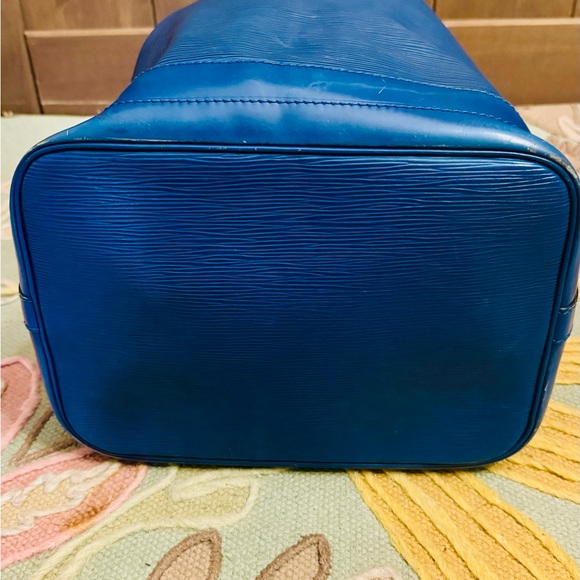 Authentic Louis Vuitton Epi Noe shoulder draw string bag blue! - Picture 5 of 7